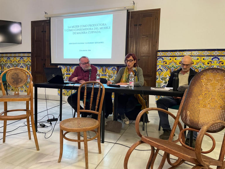 Les dones i el moble curvat valencià